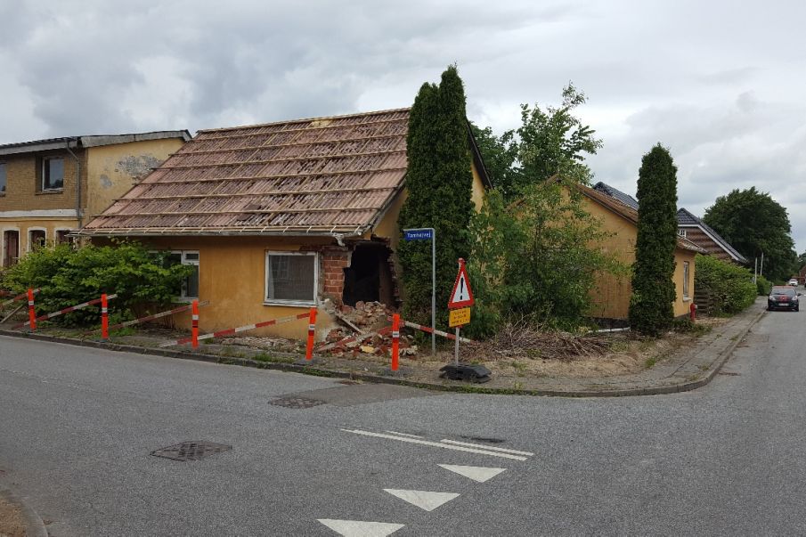 Faldefærdig hus i Gårde rives endelig ned.