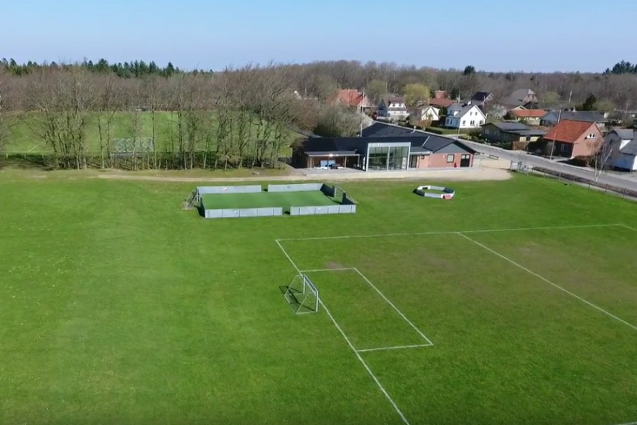 Video: Ølgod Stadion set fra  oven en april dag